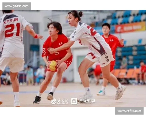 手球赛场争锋激烈瞬间展示运动员智慧与力量的较量